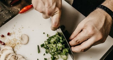 Profesjonalne odtłuszczanie kuchni przemysłowej i spełnianie norm HACCP z wykorzystaniem funkcji Hydro-Jet w EV Poseidon.