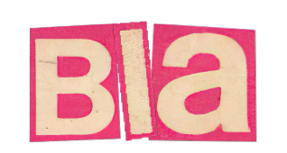 BLA uitgeknipte letters in wit op barbieroze