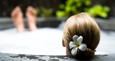 perempuan berendam di bathtub