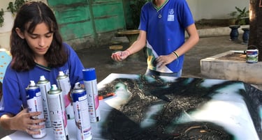 Participantes concentrados em suas obras.