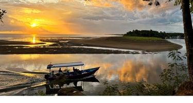 Barco saindo da Marina Pez Vela em Quepos, Costa Rica, durante o pôr do sol