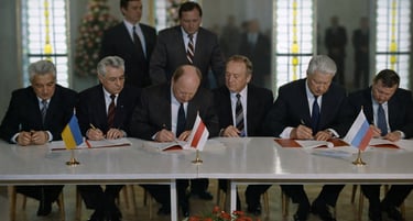 Firma dell’Accordo di Belaveža (8 dicembre 1991): i leader di Russia, Ucraina e Bielorussia sottoscr