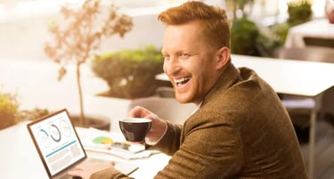 Freelancer celebrando o crescimento da renda ao longo do tempo