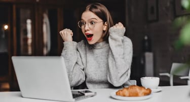 Criador de e-book comemorando a primeira venda — produto digital do zero à receita
