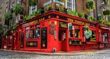 Temple Bar em Dublin, com suas ruas vibrantes e bares tradicionais.