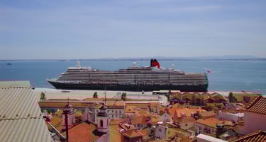 Vista da parte superior de Lisboa com o navio no porto ao fundo.