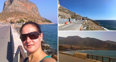 Foto da autora na entrada da cidade de Monemvasia.
