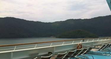 Navio de cruzeiro ancorado em Ilhabela ao amanhecer.