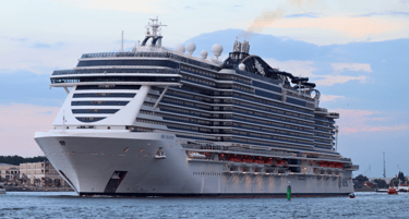 Navio de cruzeiro MSC Seaview atracado em Warnemünde, Alemanha