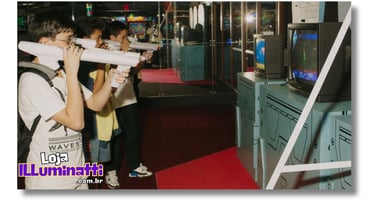 Meninos experimentando a Bazuca Super Scope 6’: testando a pontaria em jogos do Super Nes