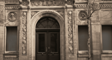 Imegn restaurada de la puerta principal de la Fábrica Herich i CIA