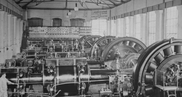 Fotografía antigua de la central hidroeléctrica Española del Paralelo con grandes generadores