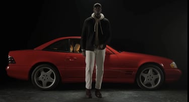 studio video fond noir proche de paris avec voiture mercedes rouge