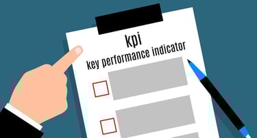 Führungskraft überprüft KPIs zur Messung der Erfolge aus Achtsamkeitstraining.