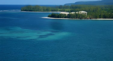 Vista panorâmica do mar do Caribe ao chegar de navio ao porto de Falmouth, Jamaica.