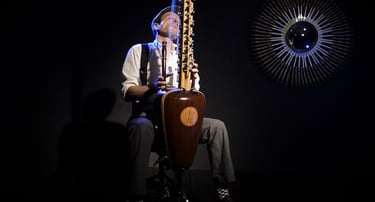 Jérôme De Cuyper en train de jouer avec sa Jazzy-Kora