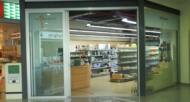 Corredera 3 hojas de entrada a establecimiento de alimentación.