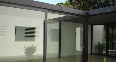 Porche cerrado con gran Balconera de aluminio.