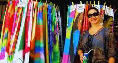 Autora explorando uma loja de souvenirs em Papeete, Tahiti