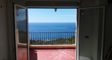 Vistas al Mar Mediterráneo a través de Ventana de aluminio. 
