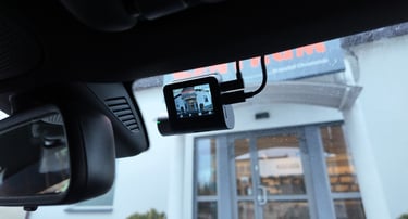 Dyskretny montaż przedniej kamery 70Mai