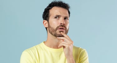 Homme qui s'interroge avant de se décider