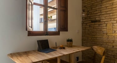 Ventana con contraventanas de madera.