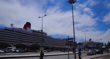 Vista do centro de Lisboa para o navio no porto