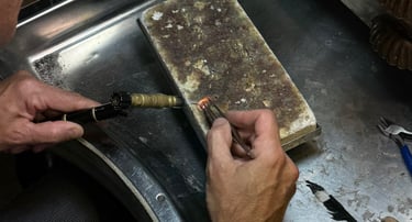 Javi, joyero de Stay Strong, durante el proceso de creación de una joya personalizada