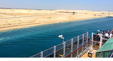 Vista do deck do navio sobre as areias do deserto no Canal de Suez