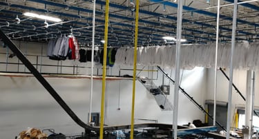 Equipo transportador para manejo de ropa en líneas de clasificación, empaque y distribución de texti