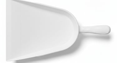 Dreieckige Profi-Schaufel in Weiß. Ergonomisches Werkzeug für präzises Umfüllen von Rohstoffen.