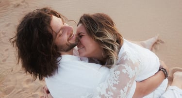 Couple complice qui rit et joue par le photographe romain daniel, lors d'une séance couple plage de Sauveterre, Vendée