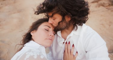 Photographie de couple intimiste et complice sur la plage de Sauveterre en Vendée par le Photographe Romain DANIEL