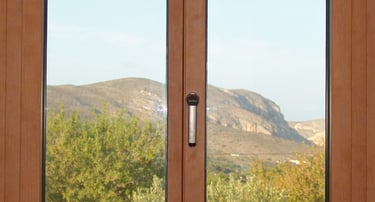 Ventana de aluminio de 2 hojas color madera