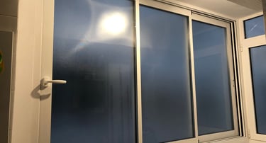 Ventana de aluminio corredera de 3 hojas y 3 carriles.