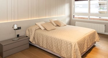 Cama de matrimonio delante de Ventana de aluminio aislante.