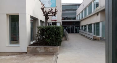 Entrada a Centro Medico con carpinteria blanca.