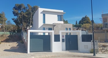 Casa de nueva construcción con ventanas de aluminio.