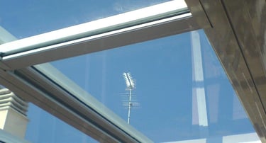 Techo móvil de vidrios segurizados laminados.