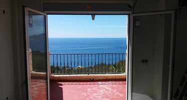 Vistas al mar desde Ventana de aluminio abierta.