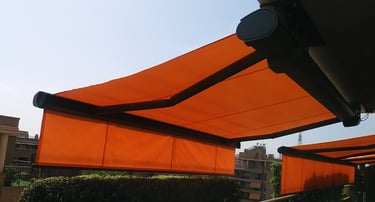 Toldo de brazos extensibles con cofre, color naranja.