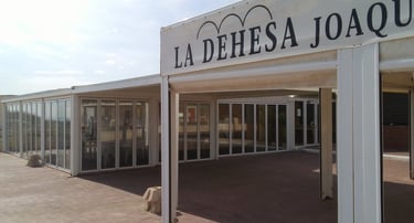 Cerramientos en la terraza de playa de un Restaurante típico valenciano.