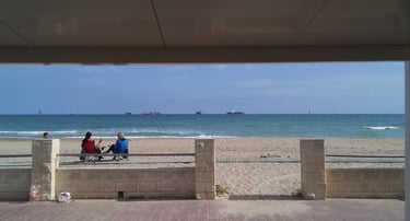 Vistas a la playa y el mar desde la terraza de un típico restaurante valenciano. 