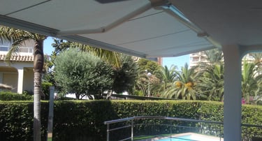 Toldo cofre de brazos extensibles.