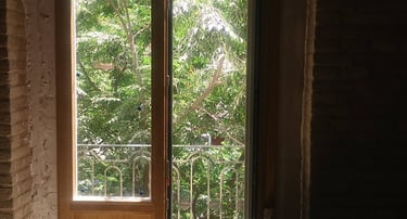 Balconera de aluminio-madera con zócalo inferior.