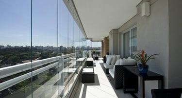 Cortinas de cristal en balcón.