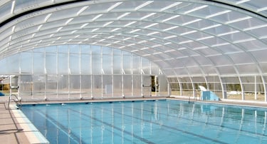 Cubierta curva de piscina.