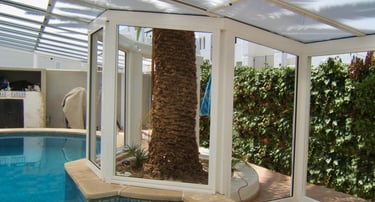 Cerramiento de piscina con árbol.