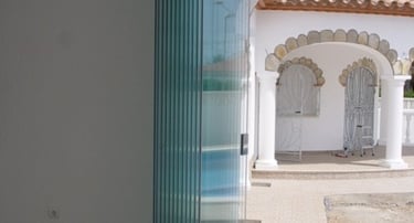 Cortina de cristal abierta.